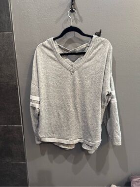 No Boundaries Light Gray V-Neck Pullover Sweatshirt